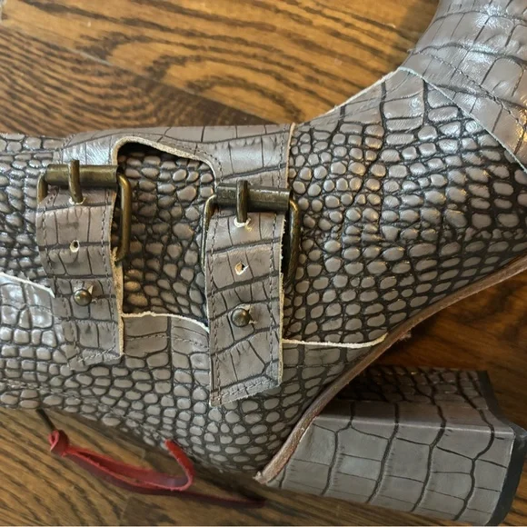 NWT Freebird by Steven Croc-Embossed Brown Ankle Boots - Picture 12 of 12